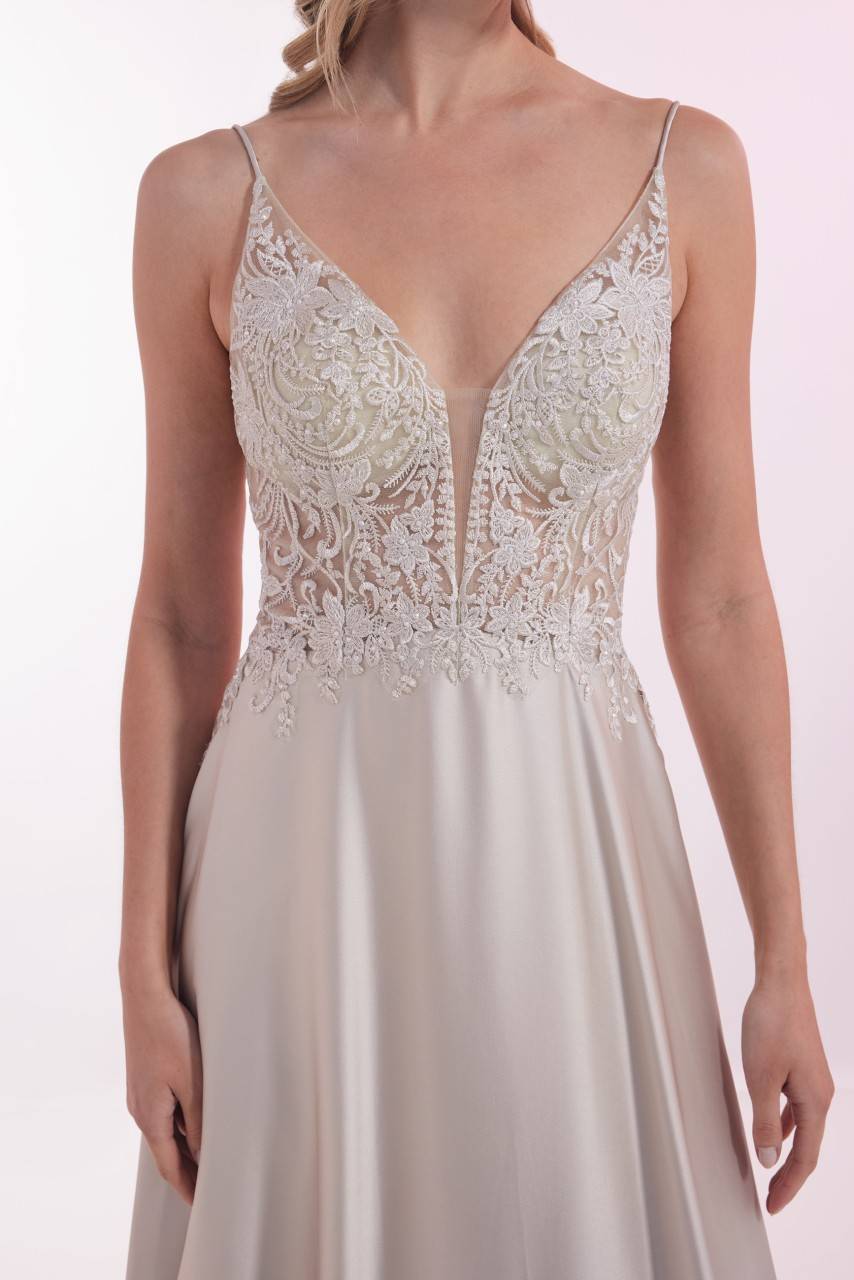 Laona CHARMING BEAUTY DRESS Besticktes Maxikleid mit V-Ausschnitt und Tüll-Einsatz Bis zu 60% Rabatt