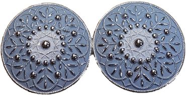 Pezzo D'oro Dirndl Schürzenschließe Metall, farbig coloriert ,2x runde Form 2-teilig. filigrane Form Fabrikladen