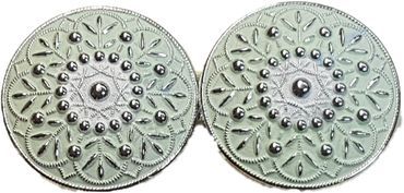 Pezzo D'oro Dirndl Schürzenschließe Metall, farbig coloriert ,2x runde Form 2-teilig. filigrane Form Fabrikladen