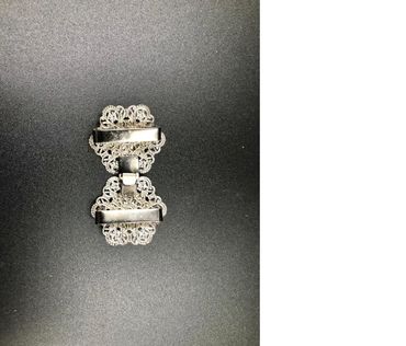 Pezzo D'oro Schürzenschließe, Dirndlschließe, altsilber mit altgold/weiß Super Sparpreis