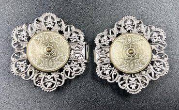 Pezzo D'oro Schürzenschließe, Dirndlschließe, altsilber mit altgold/weiß Super Sparpreis