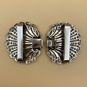 Pezzo D'oro Schürzenschließe, filigrane Pfauenfeder, altsilber,2 tlg Kostenlose Rückgabe