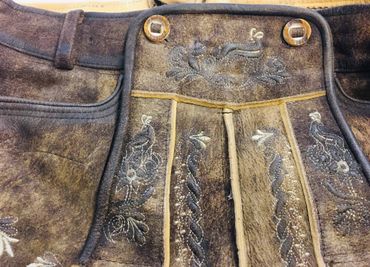 Pezzo D'oro Trachtenlederhose kurz, mit Gürtel Bayernwappen, antikfarben braun Wildbock Online